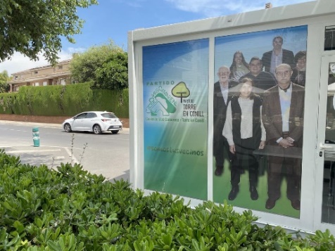 Cartel del Partido Torre en Conill en una caseta de la urbanización